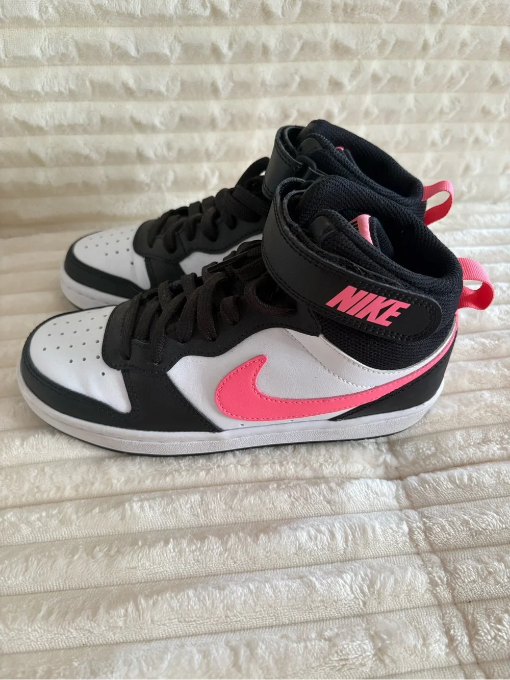 Nike Kids Mid-Top Sneakers in Black, White & Pink